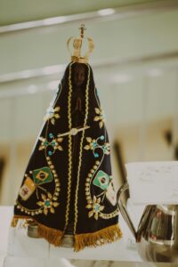 Leia mais sobre o artigo Significado de Sonhar com Nossa Senhora Aparecida: Proteção, Fé e Esperança Espiritual